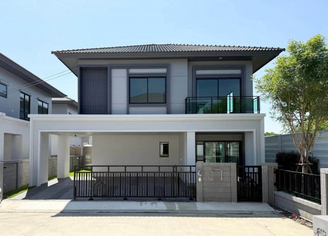 บางนา-ศรีวารีให้เช่าบ้านเดี่ยว2ชั้น4นอน4น้ำใกล้ตลาดศรีวารี500ม.วัดศรีวารีน้อย 900ม.ขนาด55ตร.ว.พื้นที่ใช้สอย190ตร.ม.บ้านสไตล์โมเดิร์น ฟังก์ชันครบ ตอบโจทย์การอยู่อาศัย ใกล้สนามบินสุวรรณภูมิ ทางด่วนบูรพาวิถี ด่านบางพลี เดินทางสะดวกรองรับการใช้ชีวิตของครอบครัวขนาดกลางถึงขนาดใหญ่ พื้นที่ภายในโปร่งโล่ง พร้อมห้องนั่งเล่น ห้องรับประทานอาหาร และห้องครัวแยกเป็นส�