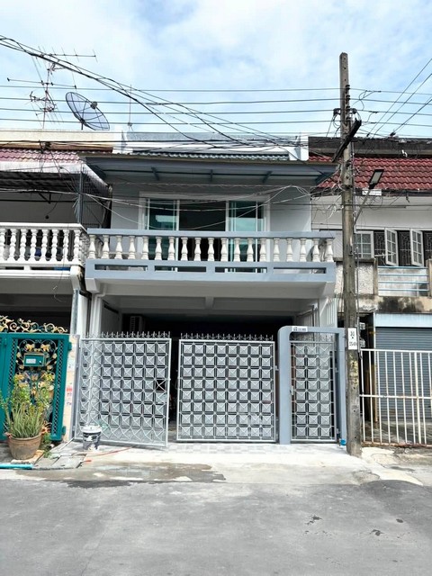 ให้เช่าทาวน์โฮม 2 ชั้น 216 ตรม. 3 ห้องนอน คลองจั่นวิลล่า 1 ซอยนวมินทร์ 32 เฟอร์ครบ*** ราคาเช่า 22,000 บาท/เดือน ติดต่อ::  ชยา โทร/ID Line:: 0942823961   Link Line:: https://line.me/ti/p/3xFA1An8Kcรหัส# T26-1033ทาวน์โฮม 2 ชั้น หมู่บ้านคลองจั่นวิลล่า 1 ซอยนวมินทร์ 32• ขนาด 27 ตารางวา• พื้นที่ใช้สอย 216 ตารางเมตร• 3 ห้องนอน • 2 ห้องน้ำ• 1 ห้องรับแขก 1 ห้องครัว 1 ห้องอเนกประสงค์• 2 จอดรถ (ในบ้าน 1 คัน,หน้าบ้าน 1 คัน)• เฟอร์นิเจอร์ เครื่องใช้ไฟฟ้�