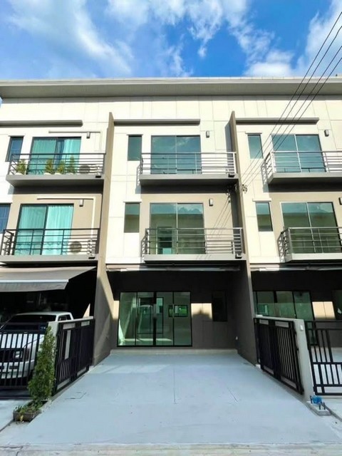 ให้เช่าทาวน์โฮม 3 ชั้น 3 ห้องนอน บ้านกลางเมือง พหลฯ-รามอินทรา เฟอร์พร้อมอยู่ ใกล้ Big C สะพานใหม่ *** ราคาเช่า 29,000 บาท / เดือน (จดบริษัท 32,000 ) ติดต่อ:: ชยา โทร/ID Line:: 0942823961   Link Line:: https://line.me/ti/p/3xFA1An8Kcรหัส # T26-1030ทาวน์โฮม 3 ชั้น 3 ห้องนอน บ้านกลางเมือง พหลฯ-รามอินทรา  เฟอร์นิเจอร์และเครื่องใช้ไฟฟ้าครบ พร้อมเข้าอยู่• ขนาด 18 ตร.ว.• 3 ห้องนอน• 3 ห้องน้ำ• 1 ห้องนั่งเล่น• 1 ห้องอเนกประสงค์• จอดรถในบ้านได้ 2 ค