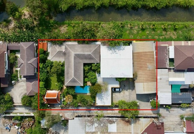 ขายบ้าน, ออฟฟิศสำนักงาน ,โกดัง ลำลูกกา ซ.34/2บ้านเลขที่ 37/18 หน้าบ้านหันทางทิศตะวันออก  ถือว่าสวยครบพร้อมจบในแปลงนี้เลยครับ อยู่ใกล้ถนนลำลูกกา เข้าซอย   30 เมตร ซอยลำลูกกา 34/2 ( สำรวย1) เป็นบ้านเดี๋ยวหลังใหญ่ 4 ห้องนอน 4 ห้องน้ำ  ต่อเติมบิวอินไว้อย่างดี มีสระน้ำ,สนามหญ้า  พร้อมออฟฟิศ,สำนักงาน และโกดัง อีก 2 หลัง บนพื้นที่  461 ตารางวา   พิกัดตำแหน่ง -ซอย ลำลูกกา 34/2   ( สำรวย1)-ตำบล ล
