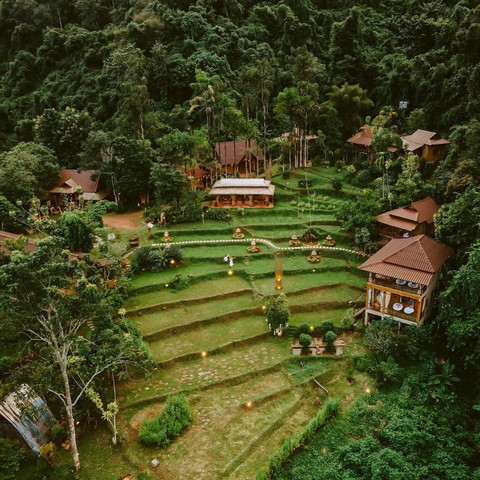 ประกาศขายโดยเจ้าของโดยตรง  ขายที่ดินบ่อเกลือ พร้อมกิจการ บ่อเกลือวิว รีสอร์ท (Boklua View Resort) | กิจการรีสอร์ทและร้านอาหารที่ดำเนินธุรกิจได้ทันที! ที่ตั้ง209 หมู่ 1 บ้านบ่อหลวง ตำบลบ่อเกลือใต้อำเภอบ่อเกลือ จังหวัดน่าน ประเทศไทย จุดเด่นของทรัพย์สิน บ่อเกลือวิว รีสอร์ท ตั้งอยู่ท่ามกลางขุนเขาอันงดงามของอำเภอบ่อเกลือ โดดเด่นด้วยวิวนาขั้นบันได ภูเขาสีเขียว และทะเลห�