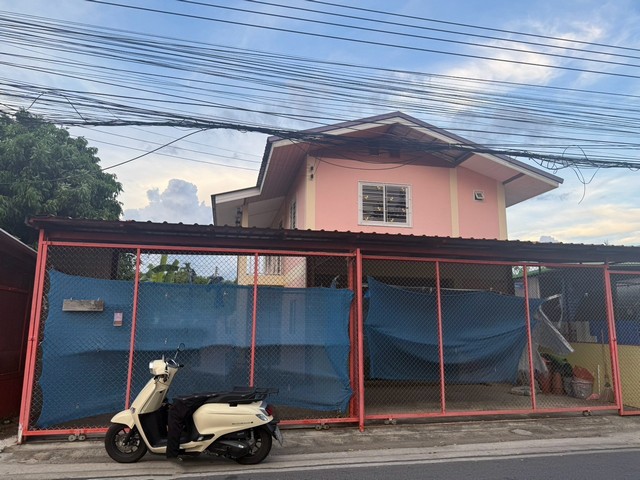 **บ้านเดี่ยว 2 ชั้น สร้างเอง ทำเลดี ติดถนน ใกล้แยกบางคูวัด จ.ปทุมธานี** (Lข56) **ราคาเพียง 3,000,000 บาท เท่านั้น!** พิกัด : ตำบลบางคูวัด อำเภอเมืองปทุมธานี จังหวัดปทุมธานีถนนสะพานนนทบุรี–บางบัวทอง (ทางหลวง 345)https://maps.app.goo.gl/62gkX2tQHr16ukWr6 รายละเอียดบ้าน เนื้อที่ 60.9 ตารางวา บ้านเดี่ยว 2 ชั้น สร้างเอง แข็งแรง 2 ห้องนอน 2 ห้องน้ำ ห้องโถงขนาดใหญ่ชั้นล่าง เหมาะอยู่อาศัย หรือดัดแปลงเป็นร้านค้า สำน