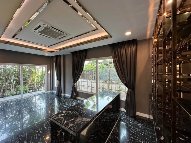 AHT487ขายบ้านเดี่ยว สุดหรู หลังมุมโครงการหมู่บ้าน เดอะ แกรนด์ ปิ่นเกล้า  ติดถนนบรมราชชนนีใกล้ Central Salaya, ตลาดสดธนบุรี และใกล้ ม.มหิดล ศาลายา เนื้อที่ 118.5 ตร.ว. | พื้นที่ใช้สอยกว่า 400 ตร.ม. 4 ห้องนอน 4 ห้องน้ำ 1 อาคารจอดรถcontact : คุณเจี๊ยบ 092-851-6969Line : Keti2522ราคาขาย 21.9 ล้านบาทถ. บรมราชชนนี แขวงศาลาธรรมสพน์ เขตทวีวัฒนา กรุงเทพมหานคร 10170 รายละเอียดบ้านทำเลในโครงการ: บ้านหลังมุม หันหน้าทิศเหนื�