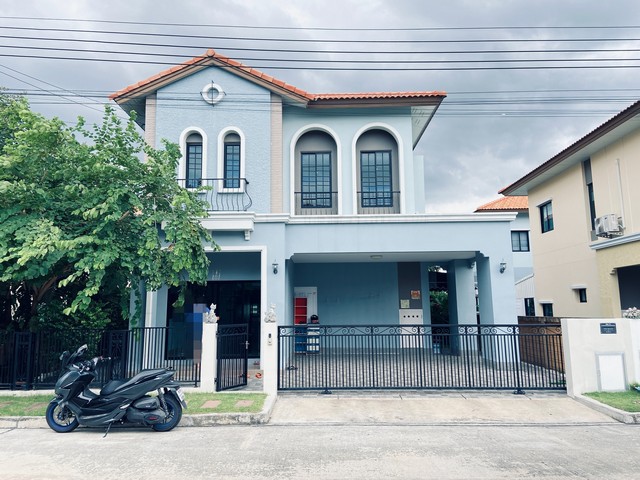 ขาย บ้านเดี่ยว โครงการเดอะริคโค้ เรสซิเด้นซ์ กรุงเทพมหานคร   ถนนไทรามัญ แขวงสามวาตะวันตก เขตคลองสามวา กรุงเทพมหานคร  ราคา 5,840,000 บาท    รายละเอียดทรัพย์ -  เนื้อที่ 51 ตร.ว พื้นที่ใช้สอย 164 ตารางเมตร -  4 ห้องนอน 3 ห้องน้ำ  -  2 ที่จอดรถ  -  บ้านหันไปทางทิศ  พิกัดทรัพย์  :  https://maps.app.goo.gl/JbsTADtGpCLkPDfc9  สถานที่ใกล้เคียง   - ตลาดมารวย หทัยราษฏร์ 54 - โรงพยาบาลรัตนประชารักษ์ - แฟชั่นไอส์แลนด์ - ซาฟารีเ�