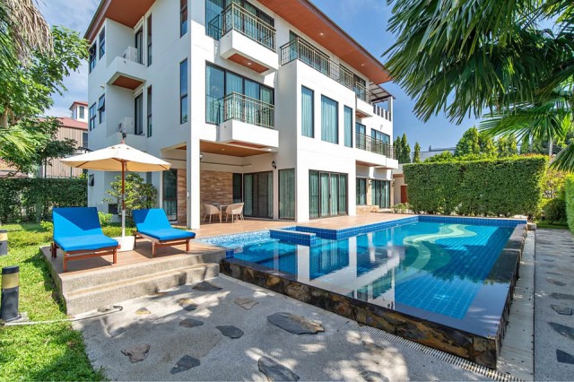เหมาะอยู่อาศัยระดับลักชัวรี่ Pool Villa ให้เช่าคฤหาสน์หรู 3ชั้น 6นอน พระราม9 Motorway ใกล้ม.นานาชาติแสตมฟอร์ด 240 ม. 6 น้ำ พร้อมสระว่ายน้ำส่วนตัว เฟอร์นิเจอร์ และเครื่องใช้ไฟฟ้าครบ โฮมออฟฟิศ ใกล้ตลาดพัฒนาการ 1.1 กม.โรงพยาบาล และศูนย์การค้าชั้นนำ เดินทางสะดวก เชื่อมต่อถนนหลัก Airport Rail Link MRT และทางด่วนหลายเส้นทาง เพอร์เฟค Pool Villa 3-story Mansion for rent 6bed Rama9 Motorway Luxury near Stamford Inter U. 240m. 6bath Features a private swimming pool full furniture and electrical applia