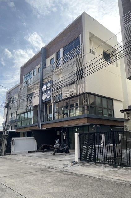 ขาย พร้อมผู้เช่า โฮมออฟฟิศ 4 ชั้น ดิสทริค เอกมัย รามอินทรา DISTRICT EKKAMAI RAMINTRA รามอินทรา 40 โมเดิร์นออฟฟิศ เดินทางสะดวก เหมาะซื้อทำออฟฟิศและอยู่อาศัยขายราคาพิเศษ 15,000,000 บาท ติดต่อ คุณช่อผกา โทร 0616198565 LINE 0616198565สำรอง LINE 0812523279 ส่งลิ้งก์ไว้ได้เลย- Home Office โฮมออฟฟิศ 4 ชั้น ดิสทริค เอกมัย-รามอินทรา (DISTRICT EKKAMAI-RAMINTRA)-เหมาะสำหรับทั้งเป็นออฟฟิศและที่อยู่อาศัย-พื้นที่ 44.6 ตารางวา-พื้นที่ใช้สอย 417 ตารางเม�