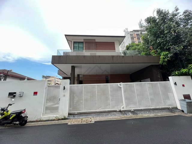 ให้เช่าบ้านเดี่ยว Pool Villa 3 ชั้น 625 ตรม. 7 ห้องนอน ซอยอินทามระ 29 ห้วยขวาง สุทธิสาร พร้อมสระว่ายน้ำ *** ราคาเช่า 350,000 บาท/เดือน (ต่อรองได้นิดหน่อย)  ติดต่อ:: ชยา โทร/ID Line:: 0942823961   Link Line:: https://line.me/ti/p/3xFA1An8Kcรหัส# T26-939บ้านเดี่ยว 3 ชั้น พร้อมเฟอร์นิเจอร์ อินทามะระ 29 สุทธิสาร• เนื้อที่ 99 ตรว• พื้นที่ใช้สอย 625 ตรม.• 7 ห้องนอน • 8 ห้องน้ำ• 1 ห้องซาวน่า 1 ห้องฟิตเนต 1 ห้องอเนกประสงค์ 1 ห้องทำงาน• 2 ห้องรับแขก 2 ห้อ�
