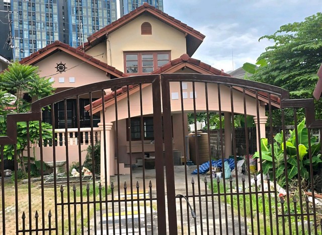 ให้เช่าบ้านเดี่ยว2ชั้น #บ้านเช่ารามอินทรา/กรุงเทพให้เช่า100ตรว.•4ห้องนอน•2ห้องน้ำ •1ห้องครัว•แอร์จำนวน3เครื่อง •พร้อมเฟอร์นิเจอร์บางส่วนโซฟา ฟูก เตียงนอน6ฟุต•จอดรถได้4คัน  ถนนรามอินทรา แขวง/เขต คันนายาว กรุงเทพฯ 10230 เดินทางเชื่อมต่อไปยังถนนคู้บอนและนวมินทร์ได้ง่าย•ใกล้ห้างแฟชั่นไอซ์แลนด์ รพ.สินแพทย์,ตลาดรามอินทรา กม.9(ไม่รับจดทะเบียนบริษัท)เลี้ยงสัตว์ได้1ต