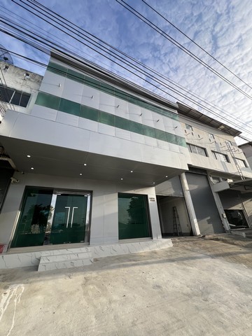 ให้เช่าสำนักงานออฟฟิต พร้อมโกดังตึก 3 ชั้น ถ.กิ่งแก้วบางนาตราด ใกล้สนามบินสุวรรณภูมิขนาด 121 ตรว. พื้นที่ใช้าสอยทั้งทั้งหมด 800 ตร.ม.ค่าเช่าต่อเดือน 130,000 บาทต่อเดือนเหมาะโลจิสติกส์,คลังสินค้า,ศูนย์กระจายสินค้า และธุรกิจออนไลน์รายละเอียดทรัพย์:-ออฟฟิตสำนักงาน 3ชั้น และชั้นที่4 จะเป็นชั้นดาดฟ้า รวมพท.ใช้สอย 384 ตรม.-ออฟฟิตเพิ่งรีโนเวทใหม่ ตกแต่งพร้อมอุปกรณ์สนง.บาง�