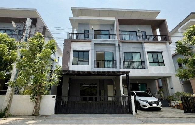 รหัสทรัพย์ :&nbsp;N1232บ้านแฝด 3 ชั้น ธนาคลัสเตอร์ เวสต์เกต บางใหญ่ ราคาถูกที่สุดในโครงการที่ตั้ง :&nbsp;ถนนคลองถนน ตำบลบางแม่นาง อำเภอบางใหญ่ จังหวัดนนทบุรี 11140รายละเอียดทรัพย์- บ้านแฝด 3 ชั้น เนื้อที่ 35 ตารางวา พื้นที่ใช้สอย 233 ตารางเมตร&nbsp;- 4 ห้องนอน, 4 ห้องน้ำ, 1 ห้องครัว, 1 ห้องเก็บของ, 2 ที่จอดรถ&nbsp;- เครื่องปรับอากาศ 3 เครื่อง, กล้องวงจรปิด 4 ตัว, ชุดเตียงนอน- หน้าบ้านหันทางทิศตะว�