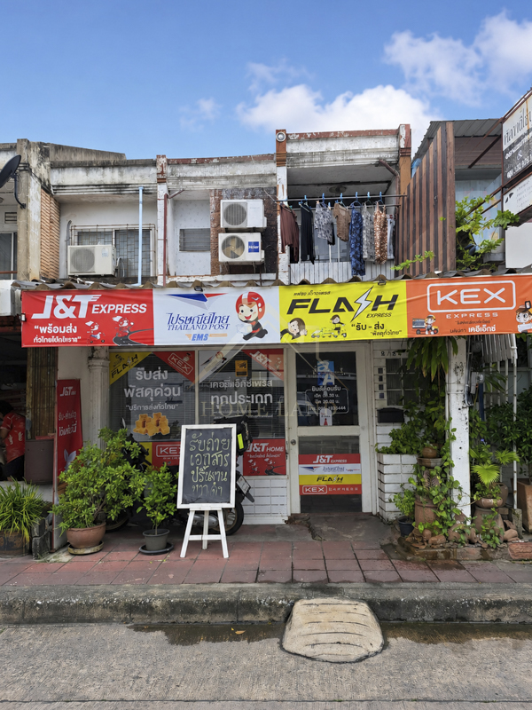 BHL1314อาคารพาณิชย์ 2 ชั้น ซอยชินเขต 1 งามวงศ์วาน 43ที่ตั้ง :  ถนนงามวงศ์วาน ซอยชินเขต 1 แขวงทุ่งสองห้อง เขตหลักสี่ กรุงเทพ 10210รายละเอียดบ้าน- เนื้อที่ 17.6 ตร.ว. พื้นที่ใช้สอย 90 ตร.ม.- หน้ากว้าง 4 เมตร ลึก 17 เมตร อาคารหันหน้าทิศใต้- 3 ห้องนอน 2 ห้องน้ำ - 1 ห้องครัว- ทำเลดี การเดินทางสะดวก เข้า-ออกได้หลายเส้นทาง  แหล่งชุมชนเหมาะสำหรับทำธุรกิจ และค้าขายสถานที่ใกล้เคียง- มหาวิทยาลัยเ�