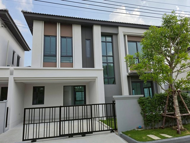 LV53568 ให้เช่า บ้านกลางเมือง ดิ อิดิชั่น ศรีนครินทร์-สวนหลวง Baanklangmueng The Edition Srinakarin-Suanluang ใกล้ Mega Bangnaราคาเช่า : 45,000 บาท/เดือนที่ตั้ง : ซอยร่วมสามัคคี แขวงดอกไม้ เขตประเวศ กทม.ชื่อโครงการ : บ้านกลางเมือง ดิ อิดิชั่น ศรีนครินทร์-สวนหลวง / Baanklangmueng The Edition Srinakarin-Suanluangรายละเอียด :- พื้นที่ใช้สอย 161 ตร.ม. - ที่ดิน 52 ตร.ว. - เป็นบ้านเปล่ายังไม่ได้ตกแต่ง - 3 ห้องนอน - 4 ห้องน้ำ - พร้อมที่จอดรถ 2 คัน สิ่งอำนวยความส�
