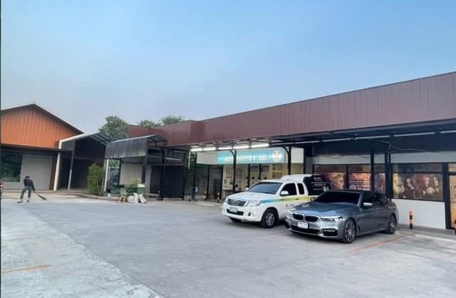 ให้เช่า พื้นที่ อาคาร ขนาด 400-500 ตรม. ซอยอ่อนนุช 66 ติดโลตัส ที่จอดรถ 20 คันติดต่อ คุณช่อผกา โทร 0616198565 LINE 0616198565สำรอง LINE 0812523279 ส่งลิ้งก์ไว้ได้เลย- ให้เช่า พื้นที่ อาคาร ขนาด 400-500 ตรม. ซอยอ่อนนุช 66 ติดโลตัส ที่จอดรถ 20 คัน- ห้องใหญ่ขนาด 145-150 ตรม โล่งสามารถกั้นห้องได้ตามต้องการ ฝ้าสูง 3.35 ซม.- ห้องขนาด 45-50 ตรม. จำนวน 5 ห้อง พร้อมแอร์ทุกห้อง- ห้องน้ำแยกชายหญิง 6 ห้อง- พื้นที่จอดรถรวม 20 คัน- พื้นที