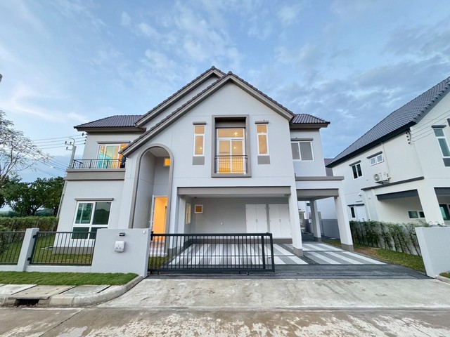 LV53580 ให้เช่า บ้านใหม่ สราญสิริ จตุโชติ บ้านเดี่ยวหรูสไตล์ Urban Farmhouse ส่วนกลางใหญ่วิวทะเลสาบ ใกล้ทางด่วนจตุโชติ สุขุมวิท 50 (ทางด่วนต่อเดียว)ราคาเช่า : 130,000 บาท/เดือน ที่ตั้ง : ถ.จตุโชติ แขวงออเงิน เขตสายไหม กทม.ชื่อโครงการ : สราญสิริ จตุโชติ / Saransiri Chatuchotรายละเอียด :- ที่ดิน 80 ตารางวา - บ้าน 244 ตารางเมตร- ไซล์บ้านใหญ่สุุดในโครงการ - หลังมุม ติดสวน - 4 ห้องนอน - 5 ห้องน้ำ - ที่จอดรถ 3 คันในบ�