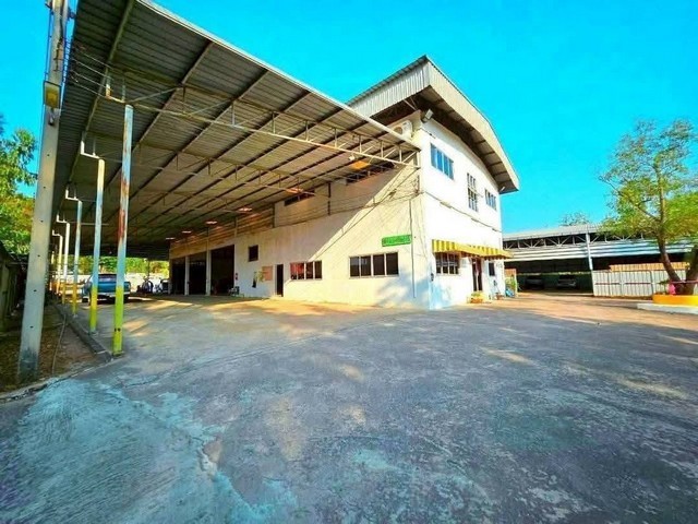 ขายที่ดิน โกดัง พร้อมสิ่งปลูกสร้าง นิคมเกตย์เวย์ซิตี้ ฉะเชิงเทราราคาขาย 85 ล้านบาท( ค่าโอน 50/50 )รายละเอียดทรัพย์เนื้อที่ 10 -3-60ไร่ พื้นที่สีม่วง ( โฉนดรวม 4 โฉนด  ) อยู่ในการดูแลของ กนอ.หน้ากว้างติดถนนประมาณ 64 เมตร ลึกประมาณ 295  เมตรอยู่ในการดูแลของ กนอ.*เขต.ฟรีโซน- มีอาคาร 3 อาคาร ( มีใบอนุญาต อ.1)- 1.อาคารโรงซ่อมรถ- 2.อาคารโรงพ่นสี- 3.โกดังสำหรับจอดรถ - พร้อมพื้นที่ดินเปล่าเหลื