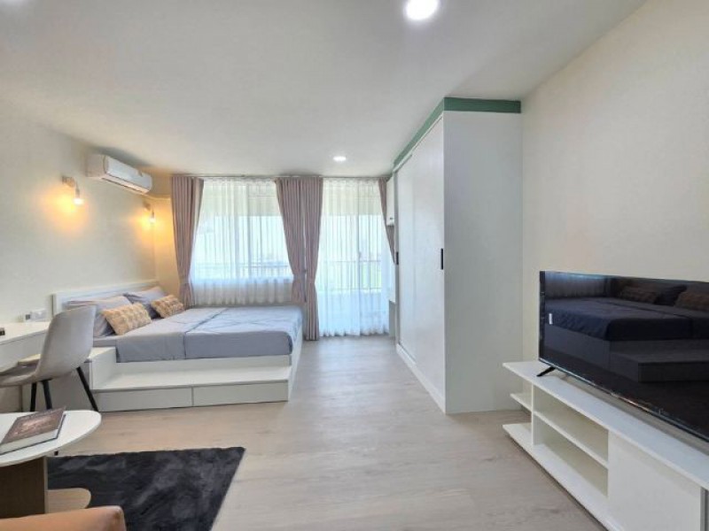ให้เช่า 8,500 /เดือน* บ้านกรุงไทยคอนโด (Baan Krung Thai Condo)ใกล้สถานีรถไฟเชียงใหม่ ห้องรีโนเวทใหม่ พร้อมเข้าอยู่.ชั้น 3พื้นที่ 32 ตร.ม.1 ห้องนอน1 ห้องน้ำ1 ห้องนั่งเล่นวิวโปร่งโล่ง มองเห็นสนามฟุตบอลหญ้าเทียม.เฟอร์นิเจอร์และเครื่องใช้ไฟฟ้ารีโนเวทใหม่ พร้อมของใหม่ทั้งชุด• เตียงพร้อมที่นอน• ตู้เสื้อผ้า• โซฟา• ชั้นวางทีวี• เครื่องปรับอากาศ• ทีวี• ตู้เย็น• ไมโครเวฟ• เครื่องทำน�