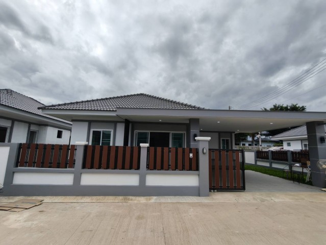 บ้านเดี่ยวชั้นเดียว พร้อมเข้าอยู่ @ สันทราย เชียงใหม่ราคาเพียง 2.29 ล้านบาทบ้านสวย บรรยากาศดี อากาศปลอดโปร่ง น้ำไม่ท่วม เดินทางสะดวก พร้อมเข้าอยู่ได้ทันทีทำเล: สันทราย จ.เชียงใหม่รายละเอียดบ้าน•3 ห้องนอน•2 ห้องน้ำ•ห้องครัว•ห้องรับแขก•จอดรถได้ 2 คันของแถมฟรี•ฟรีค่าโอน•มุ้งลวด•กระจกกั้นห้องน้ำ แยกโซนเปียก-แห้ง•เครื่องทำน้ำอุ่น 2 เครื่อง•เคาน์เตอร์ครัวท็อ�