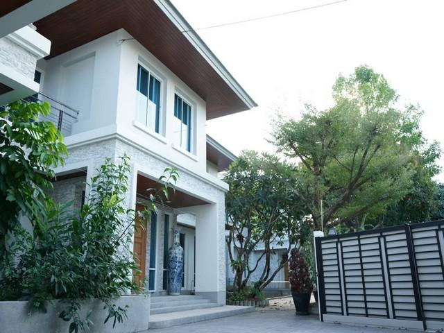 ให้เช่าบ้านเดี่ยว 2 ชั้น หมู่บ้านโฮมเพลส ซอยรามคำแหง 140 ใกล้ทางด่วน มอเตอร์เวย์ และรถไฟฟ้าสายสีส้มราคาเช่า 120,000 บาท / เดือน ที่ตั้ง ถนนรามคำแหง ซอยรามคำแหง 140 แขวงราษฎร์พัฒนา เขตสะพานสูง กรุงเทพมหานครติดต่อ : คุณภัสพงณ์ 0634098164Line : deedee23https://www.facebook.com/profile.php?id=61581484955548เนื้อที่ 226 ตารางวา พื้นที่ใช้สอย 600 ตารางเมตร จำนวน 2 ชั้น 4 ห้องนอน 6 ห้องน้ำ จอดรถได้หลายคันมี 2 ห้องรับแขก 2 ห้องรับประท