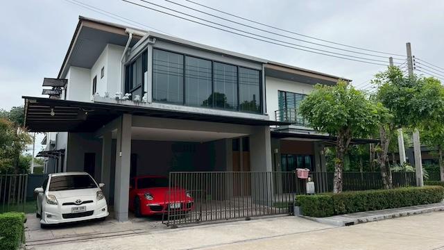 ให้เช่าบ้านเดี่ยว 2 ชั้น โครงการบ้านลุมพินี สวนหลวง ร.9 บ้านหลังมุม พร้อมเฟอร์นิเจอร์ ใกล้ถนนเฉลิมพระเกียรติ ร.9ราคาเช่า 100,000 บาท / เดือนที่ตั้ง ถนนเฉลิมพระเกียรติ ร.9 ซอยเฉลิมพระเกียรติ ร.9 ซอย 40/1 แขวงประเวศ เขตประเวศ กรุงเทพมหานคร 10250ติดต่อ : คุณภัสพงณ์ 0634098164Line : deedee23https://www.facebook.com/profile.php?id=61581484955548เนื้อที่ 64 ตารางวา พื้นที่ใช้สอย 300 ตารางเมตร จำนวน 2 ชั้น 4 ห้องนอน 5 ห้องน้ำ จอดรถ 4 คันบ้า�