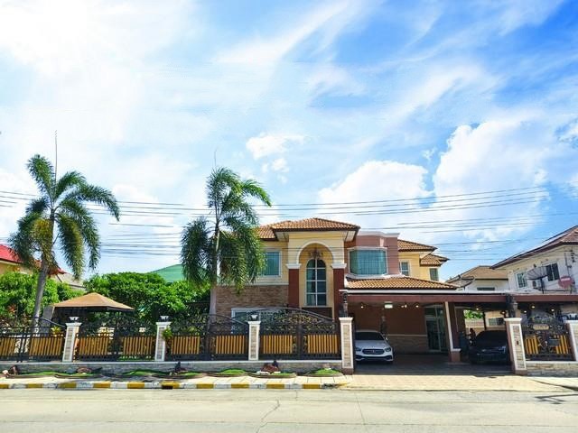 ขาย บ้านเดี่ยว ร่มรื่น บรรยากาศเหมือนรีสอร์ท ติดถนนหลักของหมุ่บ้าน Natural Ville ร่มเกล้า 3 ห้องนอน 4 ห้องน้ำ 175 ตร.ว. บ้านสวย พร้อมอยู่ ไม่ต้องซ่อม สระว่ายน้ำ 25 เมตร------------จุดเด่น: บ้านแปลงติดถนนหลักของหมู่บ้านและอยู่ใกล้ส่วนกลางของหมู่บ้าน ที่ดินหน้ากว้าง 25 เมตร การตกแต่งแบบ Thai Contemporary Classic ที่ผสม European Classic ภายในบ้านแยกฟังก์ชั่นชัดเจน แบ่งโซนรับแขก โซนนั่งเล่น โซนทานอาหาร โซนท