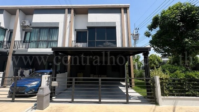 รหัสทรัพย์ : 7286ทาวน์โฮม 2 ชั้น พลีโน่ รัตนาธิเบศร์-บางใหญ่ที่ตั้ง : ตำบลเสาธงหิน อำเภอบางใหญ่ จังหวัดนนทบุรี 11140รายละเอียดทรัพย์- ทาวน์โฮม 2 ชั้น เนื้อที่ 28.9 ตารางวา พื้นที่ใช้สอย 115 ตารางเมตร- 2 ห้องนอน, 3 ห้องน้ำ, 1 ห้องครัว, 1 ที่จอดรถ- ต่อเติมครัว และหลังคาที่จอดรถ พร้อมใช้งาน- เครื่องปรับอากาศ 3 เครื่อง- หน้าบ้านหันทางทิศเหนือสถานที่และทำเลใกล้เคียง- เซ็นทรัล เวสต์เก�