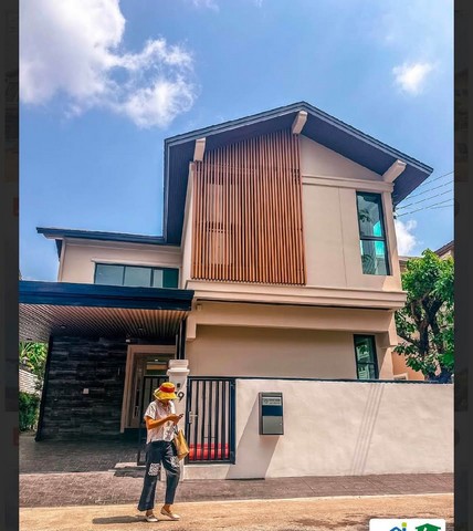 ให้เช่าบ้านเดี่ยวรีโนเวทใหม่ในโครงการบ้านสวนปริญสิริ เอกมัย–รามอินทรา บนถนนโยธินพัฒนา 3 พร้อมเฟอร์นิเจอร์ Built-in และเครื่องใช้ไฟฟ้าครบ เหมาะสำหรับครอบครัวไทยและชาวต่างชาติรายละเอียดบ้าน- ที่ดิน 60 ตารางวา- พื้นที่ใช้สอยประมาณ 250 ตารางเมตร- 3 ห้องนอน- 3 ห้องน้ำ- ห้องอเนกประสงค์หรือ Home Office ชั้นล่าง- จอดรถ 2 คัน- Solar PV 10 kW- EV Charger- เฟอร์นิเจอร์ Built-in ใหม่ทั้งหลังจุดเด่น- แอร์ทุกห�