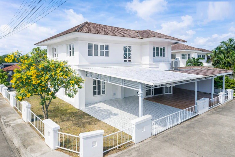บ้านฉาง บ้านเดี่ยว 2 ชั้นนอน หาดพยูน700ม.3น้ำ และหาดน้ำริน บรรยากาศเงียบสงบ 17,998บาท/เดือน 82ตร.ว. 325 ตร.ม. พร้อมเฟอร์ฯนำเข้าจาก Chic Republic เหมาะสำหรับอยู่อาศัย บ้านพักตากอากาศ ใกล้ตลาดบ้านฉาง 2.8 กม.สถานพยาบาล แหล่งช้อปปิ้ง และนิคมอุตสาหกรรมมาบตาพุด ราคาเช่า BanChang A quiet 2-story detached house 3bed Phayoon Beach 700m. 17,998THB/month. 3bath NamRin Beach. Set on an 82sq.w. 325sq.m. fully furnished with imported Chic Republic furniture. Ideal for living or a vacation home. Close to Ban Chang Market 2.8 km. shopping centers and Map Ta Phut Industrial Estate. ราคาขา