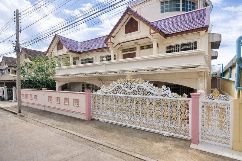 ถนนสุขุมวิท นาเกลือ บางละมุง บ้านเดี่ยว 2 ชั้น 3 นอน 3 น้ำ ใกล้รร.มารีวิทย์ พัทยา 250 ม.  100 ตร.ว. 400 ตร.ม. ราคาเช่า 29,999 บาท/เดือน บ้านหรูบนที่ดินขนาดใหญ่ เหมาะพักอาศัย เดินทางสะดวก ใกล้รพ.พัทยาปัทมคุณ 2 กม.แหล่งท่องเที่ยว และแหล่งช้อปปิ้งของพัทยาบรรยากาศเป็นส่วนตัว Sukhumvit Rd. NaKluea BangLamung Two-story detached house for rent 3bed 29,999THB/month. 3bath near MarieVith School Pattaya 250 m. from Sukhumvit Road. Land area 100 sq.wa. usable area 400 sq.m. Spacious luxury home with a private atmosphere. Close to Pattaya Patumkun Hospital 2 km. tourist attra