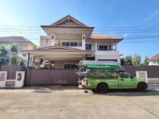 ขาย บ้านเดี่ยว/ทาวน์เฮ้าส์/คอนโด โครงการ วราสิริ บึงแก่นนคร  ซอย ภายในโครงการ ถนน รอบบึงแก่นนคร ตำบล ในเมือง อำเภอ เมืองขอนแก่น จังหวัด ขอนแก่น  ราคาโปรโมชั่น   6,807,000   บาท    ลดจาก  8,600,000    บาท ราคาโปรโมชั่นตั้งแต่วันที่ 1 กรกฎาคม 2569 – 30 กันยายน 2569  รายละเอียดทรัพย์ -  เนื้อที่ 115.80 ตร.ว.  พื้นที่ใช้สอย 283.75 ตร.ม. -  5 ห้องนอน 3 ห้องน้ำ  -  1 ที่จอดรถ  -  บ้านหันไปทางทิศ ใต้  พิกัดทรัพย์ : https://maps.app.g
