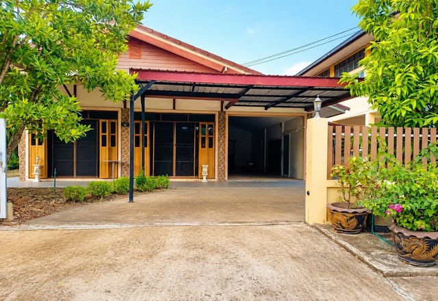 #ขายบ้านใกล้หาดแหลมแม่พิมพ์จังหวัดระยอง???? ปรับราคาลง เหลือ 2.85 ล้านบาท ???????? บ้านเดี่ยว ✨ พร้อมอยู่ ✨อ.แกลง จ.ระยอง???? ทำเลทอง: อ.แกลง ห่างทะเลแค่ 10 นาที ขับรถแป๊บเดียวถึงหาดแหลมแม่พิมพ์✅ ที่ดิน 126.8 ตร.วา = 507.2 ตร.ม. จัดสวน ปลูกผักสวนครัว ทำมุมพักผ่อนได้เต็มที่???? 3 นอน 4 น้ำ มีห้องน้ำผู้สูงอายุ รถเข็นเข้าได้ พื้นกันลื่น มีราวจับ กริ่งเรียกฉุกเฉิน???? 2 รับแขก 2 ครัว 1 ห้องแม่บ้าน