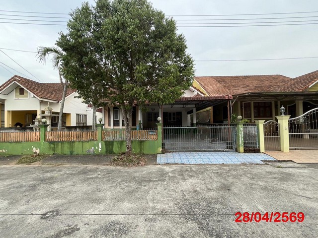 ขายบ้านเดี่ยวเมืองสุราษฎร์ธานี ซอยภายในหมู่บ้านสินธร   ถนน เลี่ยงเมืองสุราษฏร์ธานี  ตำบล บางกุ้ง อำเภอ เมืองสุราษฎร์ธานี จังหวัด สุราษฎร์ธานี  ราคาโปรโมชั่น  2,389,000   บาท    ลดจาก  3,500,000  บาท ราคาโปรโมชั่นตั้งแต่วันที่ 1 กรกฎาคม 2569 – 30 กันยายน 2569  รายละเอียดทรัพย์ -  เนื้อที่ 83.30 ตร.ว.  พื้นที่ใช้สอย 133.50 ตร.ม. -  บ้านหันไปทางทิศ เหนือ  พิกัดทรัพย์ : https://maps.app.goo.gl/mBmEBVRtFQWXzMCo9  สถานที่ใกล้เคียง   -