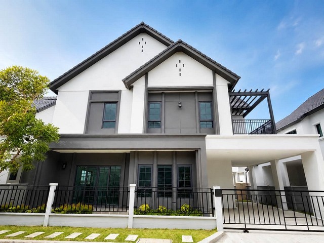 ให้เช่าบ้านเดี่ยวหรู Centro Bangna Phase 2 บ้านมุมพร้อมอยู่ ตกแต่งครบทุกฟังก์ชัน พื้นที่กว้าง เหมาะสำหรับครอบครัวระดับ Executive ทำเลใกล้ Mega Bangna โรงเรียนนานาชาติ และสนามบินสุวรรณภูมิรายละเอียดบ้าน- ที่ดิน 59.8 ตารางวา- พื้นที่ใช้สอยประมาณ 300 ตารางเมตร- บ้านเดี่ยว 2 ชั้น- 4 ห้องนอน- 5 ห้องน้ำ- 2 ห้องนั่งเล่น- 1 ห้องแม่บ้าน- 3 ที่จอดรถ- บ้านหันหน้าทิศเหนือ- Fully Furnishedจุดเด่น- บ้านมุม พื้นที่กว้าง�