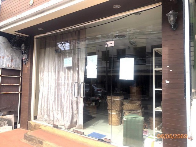 ขายอาคารพาณิชย์สุราษฎร์ธานี  3 ชั้น    ถนน สายรอบเกาะสมุย  ตำบล อ่างทอง อำเภอ เกาะสมุย จังหวัด สุราษฎร์ธานี  ราคาโปรโมชั่น   4,991,000   บาท    ลดจาก  7,000,000   บาท ราคาโปรโมชั่นตั้งแต่วันที่ 1 กรกฎาคม 2569 – 30 กันยายน 2569  รายละเอียดทรัพย์ -  เนื้อที่ 20.70 ตร.ว.   พื้นที่ใช้สอย 166.26 ตร.ม. -  3 ห้องนอน 3 ห้องน้ำ   -  บ้านหันไปทางทิศ ตะวันออก  พิกัดทรัพย์ : https://maps.app.goo.gl/umk93mQFXVZdywSZA  สถานที่ใกล้เคียง   - โรงพยาบาลเกาะส�