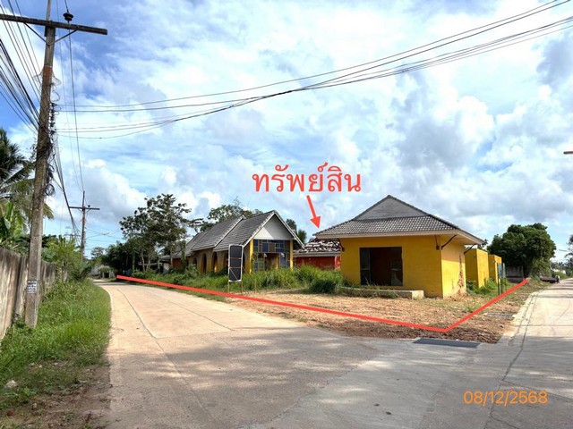 ขายรีสอร์ท สุราษฎร์ธานี เนื้อที่กว่า 2-0-29.00 ไร่   ถนนไสหลวง-ท่าตลิ่งชัน ตำบลพุนพิน อำเภอพุนพิน จังหวัดสุราษฎร์ธานี  ราคาโปรโมชั่น  6,386,000  บาท    ลดจาก  8,360,000  บาท ราคาโปรโมชั่นตั้งแต่วันที่ 1 กรกฎาคม 2569 – 30 กันยายน 2569  รายละเอียดทรัพย์ -  เนื้อที่ 2-0-29.00 ไร่ -  9 ห้องนอน 9 ห้องน้ำ   -  บ้านหันไปทางทิศ ตะวันตก   พิกัดทรัพย์ : https://maps.app.goo.gl/8MGGFMqFi6P1rSz58  สถานที่ใกล้เคียง   - โรงพยาบาลพุนพิน - โรงเรียนพุนพ�
