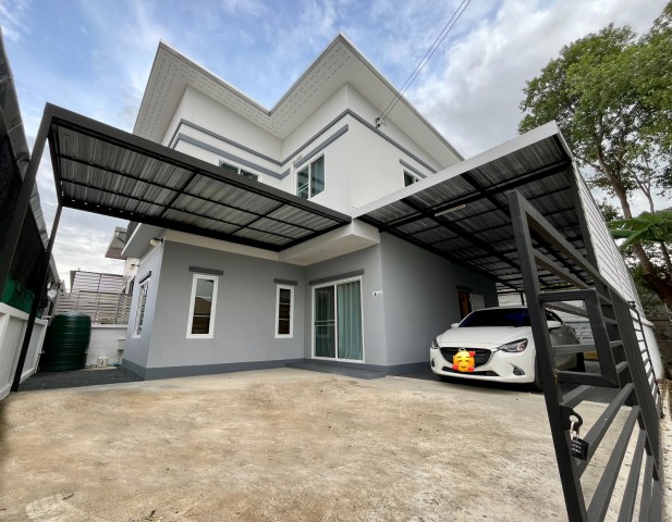 ใกล้ตลาดแม่กวง 3.5 กม. รอบเมืองเชียงใหม่-ดอยสะเก็ด บ้านเดี่ยว 2 ชั้น 3 นอน 3 น้ำ พื้นที่ใช้สอยกว้างขวาง 50 ตร.วา. 200 ตร.ม.ทำเลเชียงใหม่-ดอยสะเก็ด เหมาะอยู่อาศัย บ้านหลังใหญ่ท้ายซอย วิวภูเขา บรรยากาศสงบ พร้อมเฟอร์ฯ และเครื่องใช้ไฟฟ้าครบ ใกล้Meta Mall 4.2 กม.สถานศึกษา โรงพยาบาล และหน่วยราชการสำคัญ เดินทางเข้าเมืองสะดวกNear Mae Kuang Market 3.5 km. Two-story detached house with 3 bed  Around Chiang Mai city - Doi Saket3 bath on 50 sq.wa. land and 200 sq.m. usable area. Locate