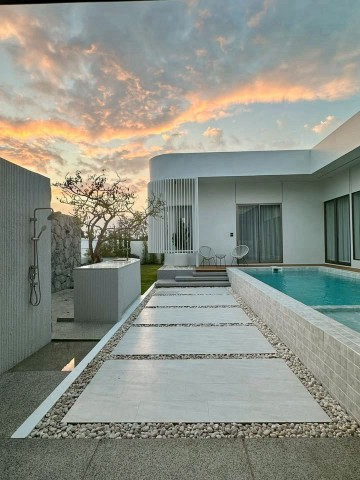 ราคาเริ่มต้นที่ 7.42 ล้าน Brand-New #Modern Pool Villa #หางดง มีให้เลือก 2 แบบ พร้อมเฟอร์นิเจอร์ครบชุด ที่ผสานความงาม และฟังก์ชันครบครัน เดินทางสะดวก ใกล้เมือง #น้ำไม่ท่วม เข้าอยู่ได้ทันที ไม่ต้องตกแต่งเพิ่มแบบที่ 1: Olive Houseบ้านดีไซน์โมเดิร์น ฟังก์ชันลงตัว เหมาะสำหรับครอบครัวขนาดกลางขนาดที่ดินเริ่มต้น 73.8 – 134.2 ตร.วาพื้นที่ใช้สอย 242 ตร.ม.3 ห้องนอน 4 ห้องน้ำ2 ที่จอดรถราคาเริ่มต้น 7.42 ล้านบ�