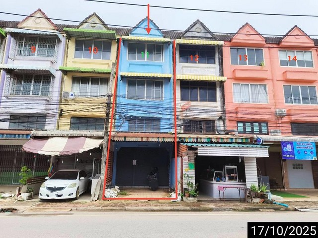 ขายอาคารพาณิชย์เมืองสุราษฎร์ธานี 3 ชั้น มีชั้นลอย    ถนนวิภาวดี ตำบลมะขามเตี้ย อำเภอเมืองสุราษฎร์ธานี จังหวัดสุราษฎร์ธานี  ราคาโปรโมชั่น  2,584,000   บาท    ลดจาก 3,600,000    บาท ราคาโปรโมชั่นตั้งแต่วันที่ 1 กรกฎาคม 2569 – 30 กันยายน 2569  รายละเอียดทรัพย์ -  เนื้อที่ 16.90 ตร.ว. พื้นที่ใช้สอย 168.00 ตร.ม. -  2 ห้องนอน 3 ห้องน้ำ   -  1 ที่จอดรถ  -  บ้านหันไปทางทิศ  พิกัดทรัพย์ : https://maps.app.goo.gl/FokytczFX1UbKjXL6  สถานที่ใกล้เคี