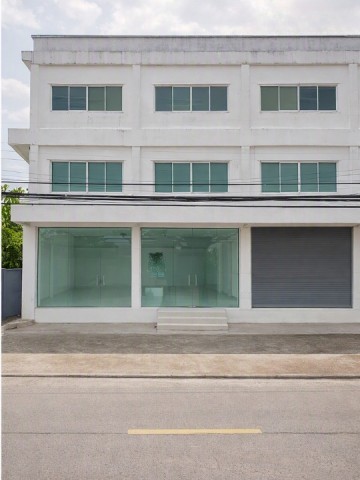 อาคารสำนักงาน 3 ชั้น 2 สำนักงาน 3 น้ำ ใกล้ VBAC รามอินทรา 1.4 กม.ขนาด 400 ตร.ว.พื้นที่ใช้สอย 1800 ตร.ม.ทำเลศักยภาพสุขาภิบาล 5 รามอินทรา เหมาะสำนักงาน โชว์รูม ศูนย์กระจายสินค้า หรือธุรกิจขนาดใหญ่ เดินทางสะดวก ใกล้MRT รามอินทรา กม.4 2.3 กม.เชื่อมต่อหลายเส้นทาง  เข้า-ออกเมืองสะดวก ราคาเช่า 279,999 บาท/เดือน Three-story office building with 2 offices and 3 bath near VBAC Ramintra 1.4 km. Land size 400 sq.w. with 1800 sq.m. usable area. Prime location on Sukhumvit 5 Ramintra ideal for offices showrooms distribution centers or large bus