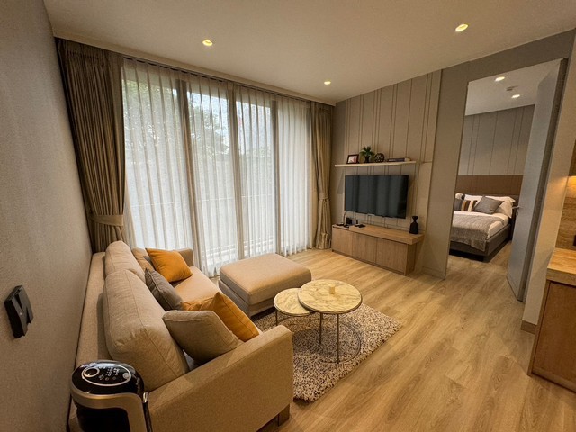 ให้เช่า คอนโด SKY Thonglor 25 ขนาด 80 ตร.ม. 2 ห้องนอน 1 ห้องน้ำ พร้อมห้องทำงาน แม่บ้าน 3 ครั้ง/สัปดาห์ ใกล้ BTS ทองหล่อ 82,000 บาท/เดือนคอนโดหรูพร้อมอยู่ ภายในโครงการ SKY Thonglor 25 ห้องขนาดใหญ่ ตกแต่งครบด้วยเฟอร์นิเจอร์และเครื่องใช้ไฟฟ้า พร้อมบริการที่ช่วยให้การอยู่อาศัยสะดวกสบาย เดินทางเพียง 5 นาทีถึง BTS ทองหล่อ และ 10 นาทีถึง Airport Rail Link มักกะสัน รายล้อมด้วยโรงพยาบาลชั้นนำ ห้างสรรพสินค้า แล�