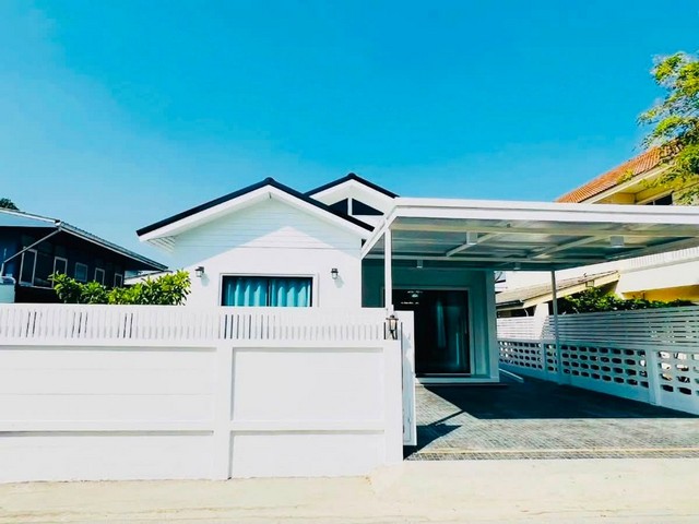ให้เช่าบ้านเดี่ยวชั้นเดียว 60 ตรว. ย่านบางนา กม.8 ซอยทุ่งเศรษฐีแยก 18 ใกล้ราม 2 ใกล้เมกะบางนา *** ราคาเช่า 35,000 บาท/เดือน ติดต่อ:: ชยา  โทร/ID Line:: 0942823961   Link Line:: https://line.me/ti/p/3xFA1An8Kcรหัส# T26-1066บ้านเดี่ยวชั้นเดียว ย่านรามคำแหง 2 แยกทุ่งเศรษฐี 18• เนื้อที่ 60 ตรว ตกแต่งพร้อมอยู่• 2 ห้อง Master • 1 ห้องทำงาน• 3 ห้องน้ำ • 2 ที่จอดรถ• ติดแอร์ทุกห้อง • เครื่องใช้ไฟฟ้าครบ ตกแต่งพร้อมอยู่สถานที่ใกล้เคียง• ใกล้เ�