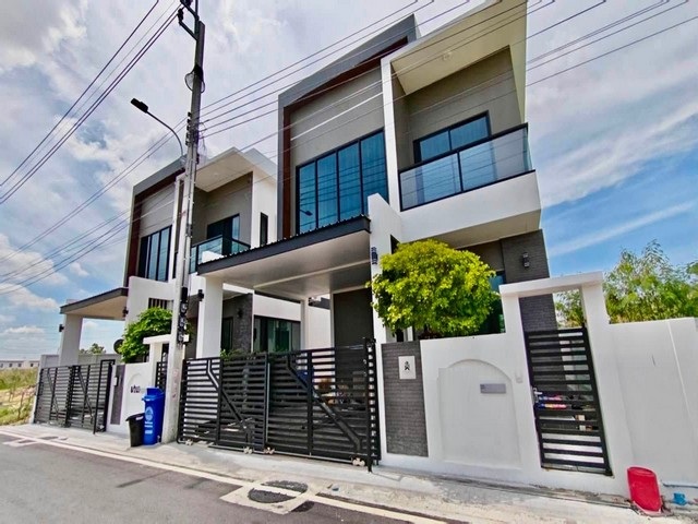 ให้เช่า - ขายบ้าน 3 ชั้น 4 ห้องนอน โครงการ Tanaphol Property บางนา กม. 10 ใกล้เมกะบางนา  *** ราคาเช่า 50,000 บาท/ เดือน  *** ราคาขาย 5.8 ล้านฟรีค่าโอนติดต่อ:: ชยา  โทร/ID Line:: 0942823961   Link Line:: https://line.me/ti/p/3xFA1An8Kcรหัส# T26-1062บ้าน 3 ชั้น โครงการ Tanaphol Property บางนา กม. 10 ใกล้เมกะบางนา  • บนเนื้อที่ 35-42 ตร.วา • พื้นที่ใช้สอยในบ้าน 150 ตรม.• ที่ดินหน้ากว้าง 10-12 เมตร ลึก 14 เมตร • 4 ห้องนอน• 3 ห้องน้ำ• ห้องทำงาน• 2 จอดรถ• เฟอร์นิเจอร์ครบทุกห้อง• �