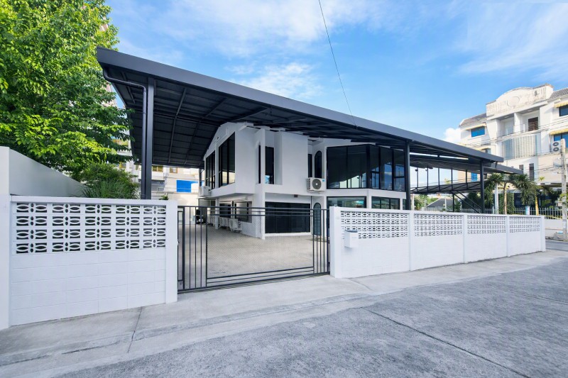 พร้อมลานจอดรถได้ 12 คัน MRT โชคชัย4 1.86 กม. ให้เช่าอาคารสำนักงาน 2 ชั้น ย่านรัชดา สุทธิสาร ลาดพร้าว 4นอน 4น้ำ MRT สุทธิสาร 2.45 กม. 119,998B-M MRT ลาดพร้าว 2.8 กม. ที่ดิน 100 ตร.ว. พื้นที่ใช้สอย 520 ตร.ม.  ตกแต่งสวย พร้อมใช้งาน เหมาะสำหรับสำนักงาน โชว์รูม คลินิก หรือธุรกิจทุกประเภทParking for 12Cars MRT LatPhrao 2.8km  2-Storey Office Building MRT Chokchai4  1.86km.  119,998B-M  for Rent in Ratchada Suthisan Near MRT Sutthisan 2.45km Lat Phrao Area 4Beds 4Baths  100sq.wah 520sq.m. Beautifully Renovated Ready for Office Showroom Clinic or Business Useสุทธิสารลาดพร้า�