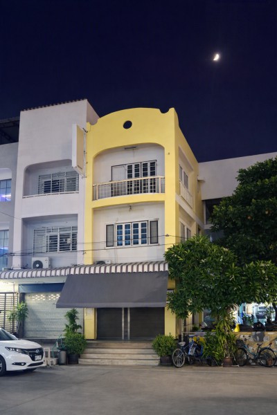 รามคำแหง120-150  3นอน 3น้ำ ใกล้โรงเรียนเตรียมMRTน้อมเกล้า180 ม. ราษฏร์พัฒนา ให้เช่าอาคารพาณิชย์ 3 ชั้น 16 ตร.วา 200 ตร.ม.ถ. อุดมศึกษาน้อมเกล้า  และโรงเรียนนานาชาติฮีทฟิลด์ 560 ม. เหมาะสำหรับสำนักงาน คลินิก ศูนย์การเรียน ร้านค้า หรือธุรกิจหลากหลาย ค่าเช่าเพียง 19,998บาทต่อเดือนMRT Nomklao 180 m Ratphatthana For Rent 3 Storey Commercial Building Ramkhamhaeng Rd. 120-150  16 Sq.wah with 200 Sq.m. Usable Area, 3 Rooms, 3 Bathrooms, Only 180 m from Triam Udom Suksa Nomklao School and 560 m from Heathfield International School, Ideal for Office, Clinic, Learning Cente