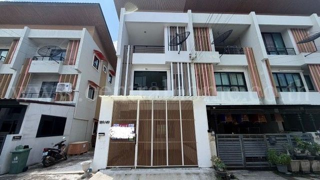 รหัสทรัพย์ : 7365ทาวน์โฮม 3 ชั้น เดอะ ซิมโฟนี่ นวมินทร์ 163 บ้านตัวอย่าง ตกแต่งสวยที่ตั้ง :&nbsp;ถนนนวมินทร์ แขวงคลองกุ่ม เขตบึงกุ่ม กรุงเทพมหานคร 10240รายละเอียดทรัพย์- โครงการมีเพียง 69 ยูนิต มีความเป็นส่วนตัวสูง- ทาวน์โฮม 3 ชั้น สไตล์โมเดิร์น-&nbsp;เนื้อที่ 19.6 ตารางวา พื้นที่ใช้สอย 180 ตารางเมตร- 3&nbsp;ห้องนอน, 4 ห้องน้ำ, 1 ห้องรับแขก, 1 ห้องครัว, ชั้น 3 มีระเบียงขนาดใหญ่- จอดรถได้ 1 คัน- ตก�