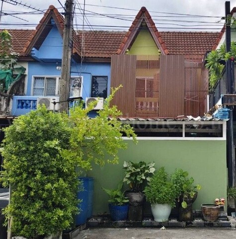 รหัสทรัพย์ : N0553ทาวน์เฮ้าส์ 2 ชั้น หมู่บ้านชาวฟ้าลำลูกกา-คลอง2 พร้อมอยู่ ทำเลดี ราคาถูกที่ตั้ง :&nbsp;ถนนลำลูกกาคลอง2 ตำบลคูคต อำเภอลำลูกกา จังหวัดปทุมธานี 12130รายละเอียดทรัพย์-&nbsp;ทาวน์เฮ้าส์ 2 ชั้น เนื้อที่ 17 ตารางวา พื้นที่ใช้สอย 50 ตารางเมตร-&nbsp;3 ห้องนอน, 2 ห้องน้ำ, 1 ห้องรับแขก, 1 ห้องครัว, 1 ที่จอดรถ- มุ้งลวด, เหล็กดัด, ปั้มน้ำ- หน้าบ้านหันทางทิศเหนือ- เป็นบ้านเก่ายินดีรับรีโ�