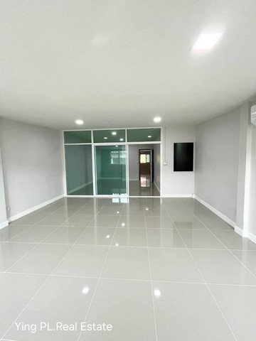 YG827 บ้านว่างให้เช่าพร้อมเข้าอยู่ ทำเลดี มบ.คลองจั่นวิลล่า 1 ถ.นวมินทร์ บางกะปิพื้นที่ 27 ตารางเมตร พื้นที่ใช้สอย 216 ตารางเมตร บ้านหันหน้าทิศเหนือ3นอน  2 น้ำ  2ชั้น  จอดรถได้ 2 คัน มีเฟอร์นิเจอร์บางส่วนโต๊ะ/ตู้เสื้อผ้า/เตียงนอน 5 ฟุต ห้องนอน 1 ชุด โซฟาผ้าม่านแอร์ 3 เครื่องไมโครเวฟเครื่องทำน้ำอุ่นปั๊มน้ำ แท้งค์น้ำ ทำเลดี แห่งถนนนวมินทร์ รายล้อมด้วยร้านค้าชั้นนำ **โปรดอ�