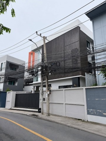 BH4244 ให้เช่าบ้านเดี่ยว 3 ชั้น สุทธิสาร ห้วยขวาง ใกล้ MRT สุทธิสาร พื้นที่ 360 ตร.ม. เหมาะทำโฮมออฟฟิศ บริษัท และอยู่อาศัยติดต่อ Agent คุณบัว (Bua)Tel: 093-646-4597&nbsp;LINE ID: Bua093ค่าเช่า 120,000 บาทต่อเดือนให้เช่าบ้านเดี่ยว 3 ชั้น ทำเลศักยภาพย่านสุทธิสาร ห้วยขวาง ใกล้ MRT สุทธิสาร และ MRT ห้วยขวาง เดินทางสะดวก เชื่อมต่อถนนรัชดาภิเษก พระราม 9 และอโศก เหมาะสำหรับใช้เป็นสำนักงาน โฮมออฟฟิศ บริษัท คลินิก สต�
