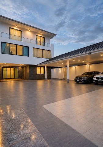 Pool Villa บ้านเดี่ยวหรู 6 นอน เซ็นทรัล อีสต์วิลล์ 1.2 กม. นาคนิวาส1-4  8 น้ำ MRTลาดพร้าว71 1กม.  57.9ล้านบาท ใกล้สำนักงานเขตลาดพร้าว 750 ม. โลตัส รามอินทรา เนื้อที่ 173 ตร.ว. พื้นที่ใช้สอย 800 ตร.ม. พร้อมสระว่ายน้ำส่วนตัวระบบน้ำแร่ เหมาะอยู่อาศัย โฮมออฟฟิศ และบ้านผู้บริหาร ทำเลศักยภาพลาดพร้าว ใกล้เซ็นทรัล อีสต์วิลล์ 1.2 กม.สถานศึกษา โรงพยาบาล ศูนย์การค้า และรถไฟฟ้าMRT Pool Villa Luxury 6-bedCentral EastVille 1.2km NakNiwas1-4  57.9