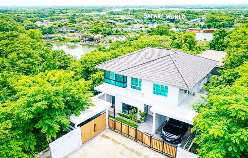 ซาฟารีเวิลด์ 1.2 กม.  บ้านเดี่ยว 2ชั้น 4-5นอน ปัญญาอินทรา 3 น้ำ ใกล้รร.สาธิตพัฒนา 500 ม. 101ตร.ว. 39,998บาท / เดือน พื้นที่ใช้สอยกว้างขวาง พร้อมสวนสไตล์รีสอร์ท เฟอร์ฯ และเครื่องใช้ไฟฟ้าครบ เหมาะสำหรับอยู่อาศัย ทำเลปัญญาอินทรา ใกล้ศูนย์การค้า และรถไฟฟ้าMRT เดินทางสะดวก เชื่อมต่อถนนหลักหลายสาย Safari World 1.2 km. Two-story detached house 4-5bed a 3bath 500 m.PanyaIndra 39,998THB/month. Satit Pattana Sch. 101sq.wa. spacious living space and a resort-style garden. Fully furnished with appliances. Prime Panya Indra location 
