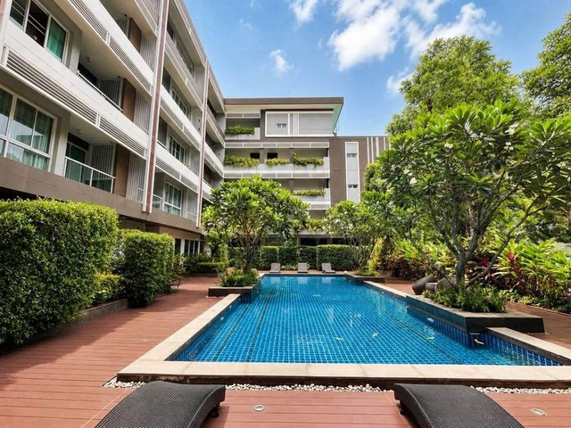 ให้เช่า 18,000 บาท/เดือน ขาย 2.67 ล้าน 50 ตรม. #Rajapruek Greenery Hill Condo #แม่เหียะ วิวสวย #ติดดอย บรรยากาศร่มรื่น เงียบสงบ เป็นส่วนตัว #ใกล้อุทยานหลวงราชพฤกษ์ #วัดพระธาตุดอยคำชั้น 1ขนาดห้อง 50 ตร.ม.1 ห้องนอน | 1 ห้องน้ำ1 ห้องนั่งเล่นสิ่งอำนวยความสะดวกในโครงการ :สระว่ายน้ำ และซาวน่าห้องฟิตเนสที่จอดรถในร่มระบบรักษาความปลอดภัย 24 ชม. และกล้อง CCTVทำเลดี เดินทางสะดวก (เพียง 10 นาทีถึง): มหาวิทยาลัยเ�